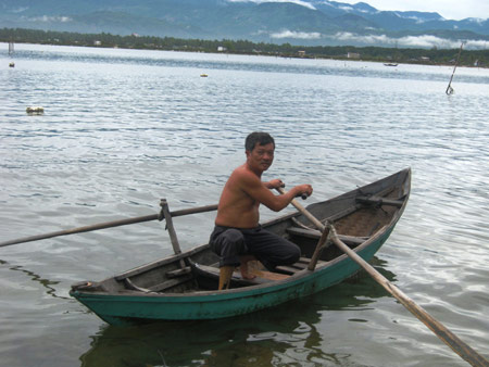 "Kình ngư" một chân ngụp lặn cứu người - 2