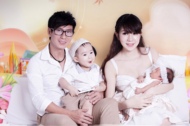 Sau khi sinh bé Cherry, vợ chồng Lý Hải, Minh Hải đã sớm có buổi chụp ảnh tề tựu cả gia đình khi cô công chúa nhỏ đã cứng cáp hơn ở tuần thứ 6.