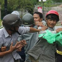 Tin tức trong ngày - Vụ giật tiền trước UBND: Tỉnh chỉ đạo xử lý