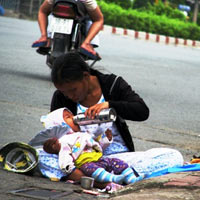 Tin tức trong ngày - Phơi nắng bé 8 tháng tuổi để bán vé số
