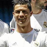Bóng đá - CR7 ở lại và nhận lương cao hơn Messi
