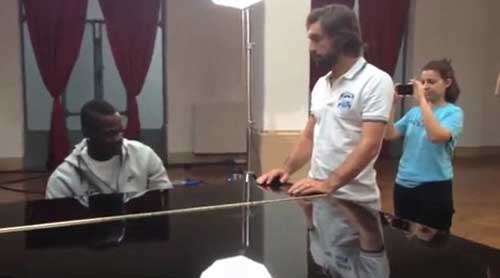 Balotelli lả lướt chơi piano tặng Pirlo - 1