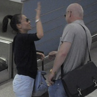 Ca nhạc - MTV - Thu Minh "đánh yêu" chồng ở sân bay