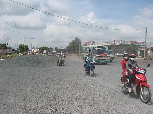 Quốc lộ 51: Đào xới rồi... để đó - 2