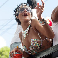 Xu hướng thời trang - Rihanna thu hút với trang phục kết hạt