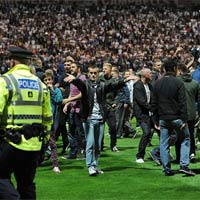 Bóng đá - Loạn đả sân cỏ tại Anh