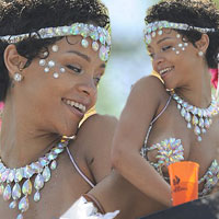 Ca nhạc - MTV - Rihanna "bốc cháy" tại carnival quê nhà
