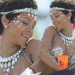 Ca nhạc - MTV - Rihanna &quot;bốc cháy&quot; tại carnival quê nhà