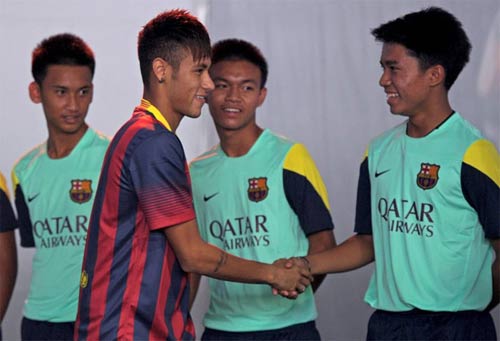 Thái Lan “phát cuồng” vì Messi, Neymar - 3