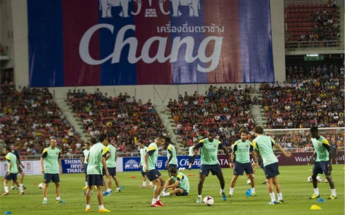 Thái Lan “phát cuồng” vì Messi, Neymar - 6