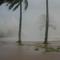 Tin tức trong ngày - Đi xem bão biển, một người bị sóng cuốn trôi