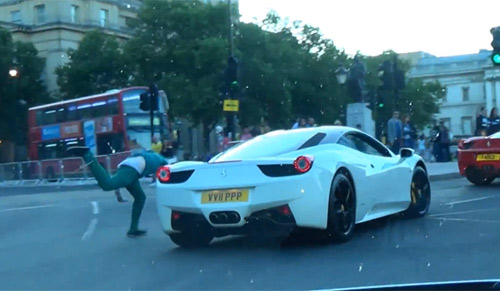 Video: Say rượu vồ hụt siêu xe Ferrari - 1