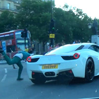 Ô tô - Xe máy - Video: Say rượu vồ hụt siêu xe Ferrari