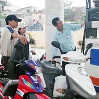 Thị trường - Tiêu dùng - Giảm nhập khẩu xăng dầu