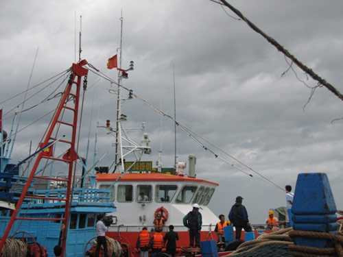 Tàu chết máy, 13 ngư dân gặp nạn trên biển - 2