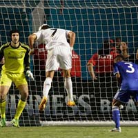 Bóng đá - Evra, Cole "ngơ ngác" nhìn CR7 đánh đầu