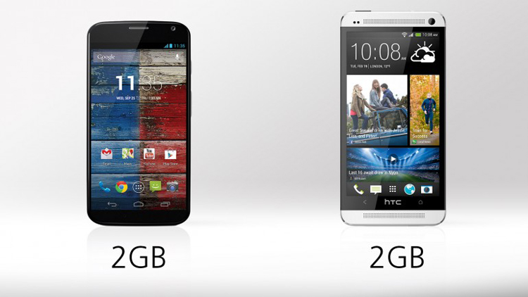 Hai thiết bị cầm tay HTC One và Moto X cùng sở hữu RAM 2GB