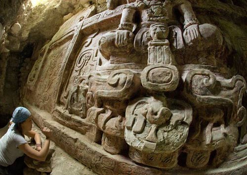Phát hiện phù điêu cổ "khủng" của người Maya - 1