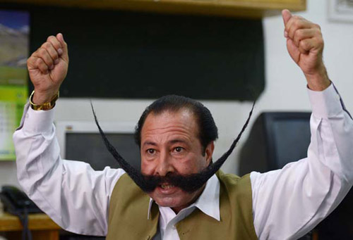 Biệt xứ vì "tội" để ria mép 76cm - 2