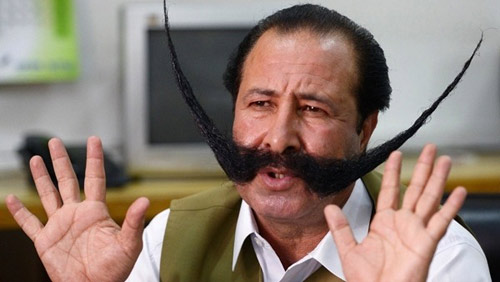 Biệt xứ vì "tội" để ria mép 76cm - 4