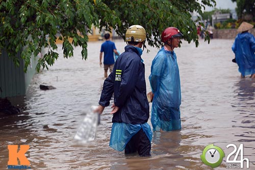 HN lụt: Mò biển số, bắt cá kiếm bộn tiền - 13