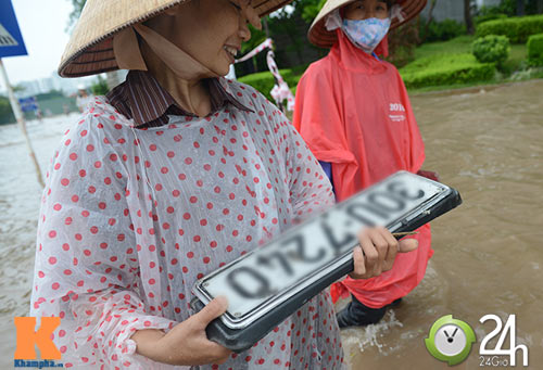 HN lụt: Mò biển số, bắt cá kiếm bộn tiền - 12