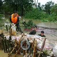 Tin tức trong ngày - Hàng trăm chiến sỹ cứu đê sông Nhuệ