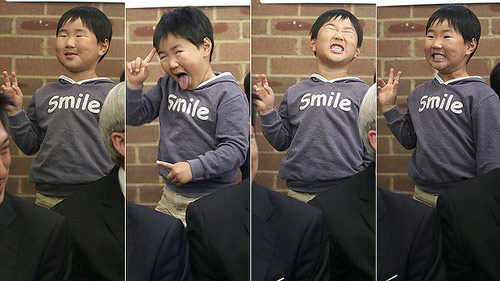 Em bé lém lỉnh diễn hề sau lưng Thủ tướng Úc - 3