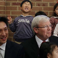 Tin tức trong ngày - Em bé lém lỉnh diễn hề sau lưng Thủ tướng Úc