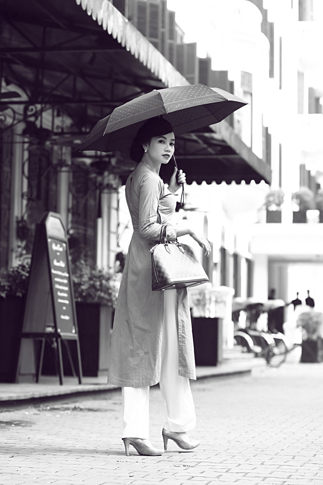 Hình ảnh thiếu nữ trong bộ áo dài cổ điển như tái hiện lại vẻ đẹp của người phụ nữ Sài Gòn những năm 1945