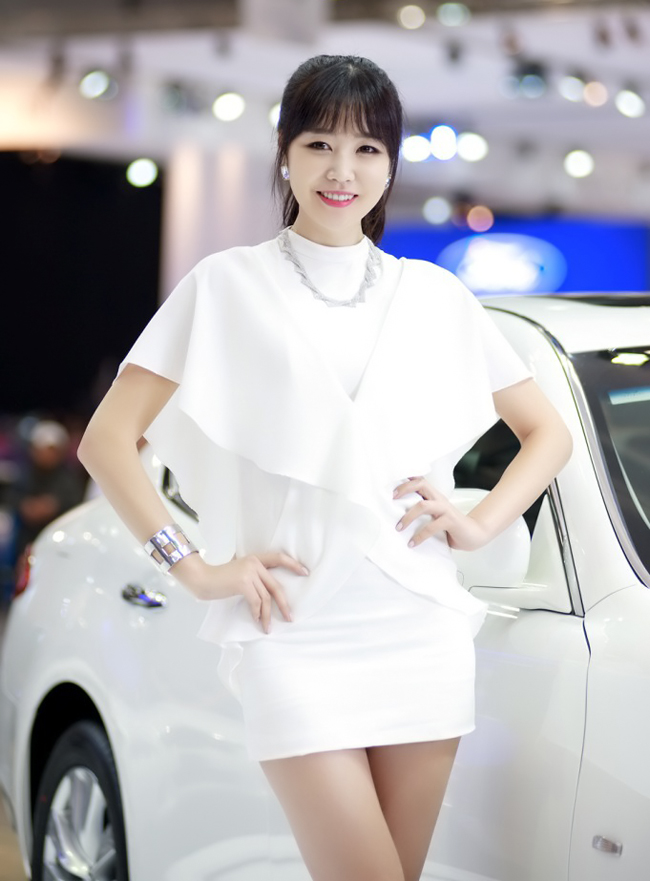 Hong Ji Yeon là một trong số người mẫu có 'số má' tại xứ sở Kim Chi. Cô nàng sở hữu thân hình chuẩn với chiều cao 175cm, và cân nặng 52kg luôn giúp cô nổi bật khi làm mẫu bên xe.