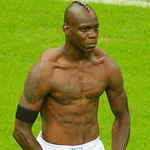 Thể thao - Mario Balotelli úp rổ như LeBron James