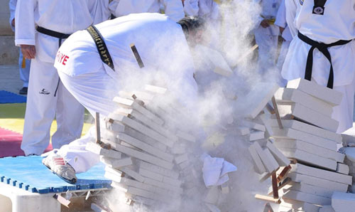 Tay trần đấm vỡ 1.260 khối bê tông - 1