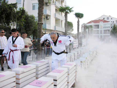 Tay trần đấm vỡ 1.260 khối bê tông - 2