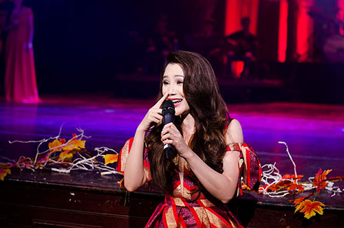 Váy sexy làm khổ Hồ Quỳnh Hương - 19