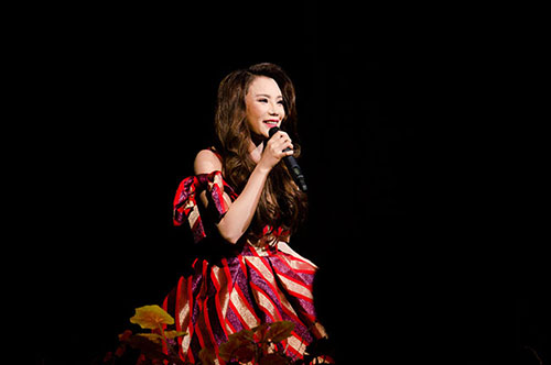 Váy sexy làm khổ Hồ Quỳnh Hương - 2