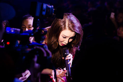 Váy sexy làm khổ Hồ Quỳnh Hương - 12