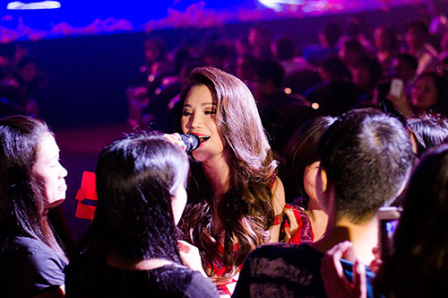 Váy sexy làm khổ Hồ Quỳnh Hương - 13