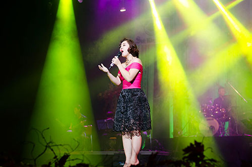 Váy sexy làm khổ Hồ Quỳnh Hương - 10