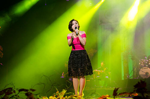 Váy sexy làm khổ Hồ Quỳnh Hương - 11