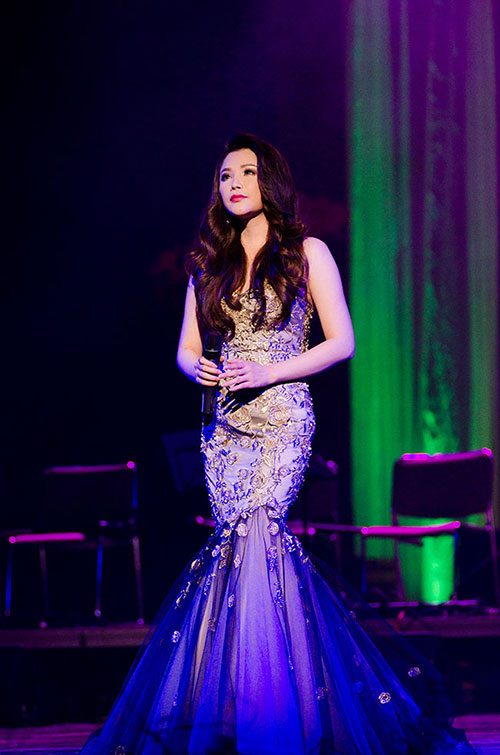 Váy sexy làm khổ Hồ Quỳnh Hương - 8