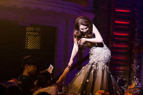 Váy sexy làm khổ Hồ Quỳnh Hương - 2