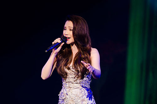 Váy sexy làm khổ Hồ Quỳnh Hương - 9