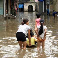 Tin tức trong ngày - HN: Làng cổ thành “ốc đảo” vì nước sông