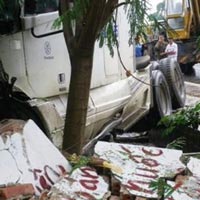 Tin tức trong ngày - Xe container mất lái tông thẳng vào 3 nhà dân