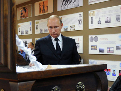 Ông Putin trốn ống kính tại lễ tang thầy - 1