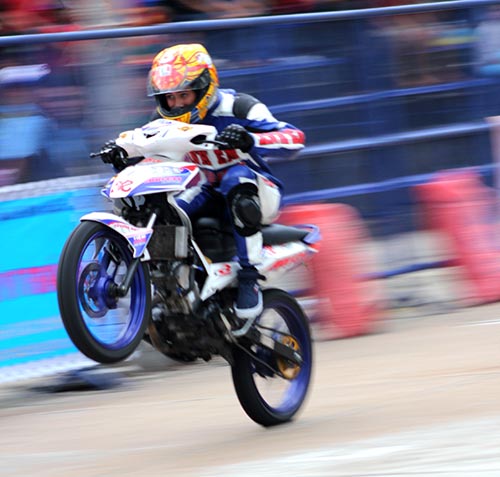 Khán giả trèo cây để xem đua xe máy - 3