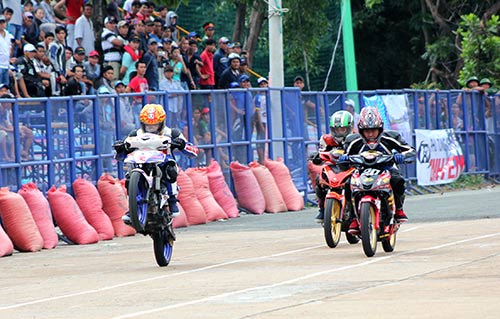 Khán giả trèo cây để xem đua xe máy - 4