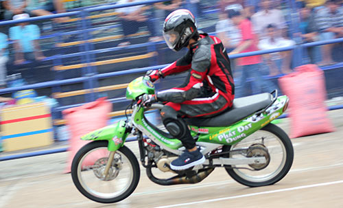 Khán giả trèo cây để xem đua xe máy - 5