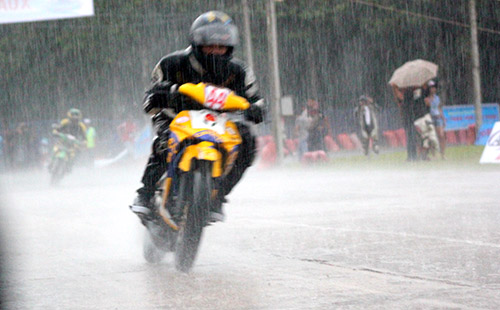 Khán giả trèo cây để xem đua xe máy - 8